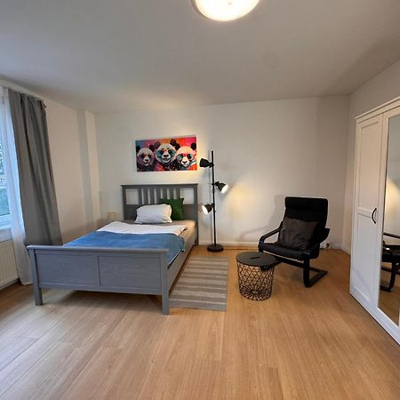 Fc-Apartmenthaus Falkensee Mit Grossem Garten Und Pkw Stellflaechen Esterno foto