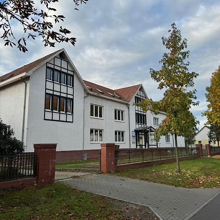 Fc-Apartmenthaus Falkensee Mit Grossem Garten Und Pkw Stellflaechen Esterno foto