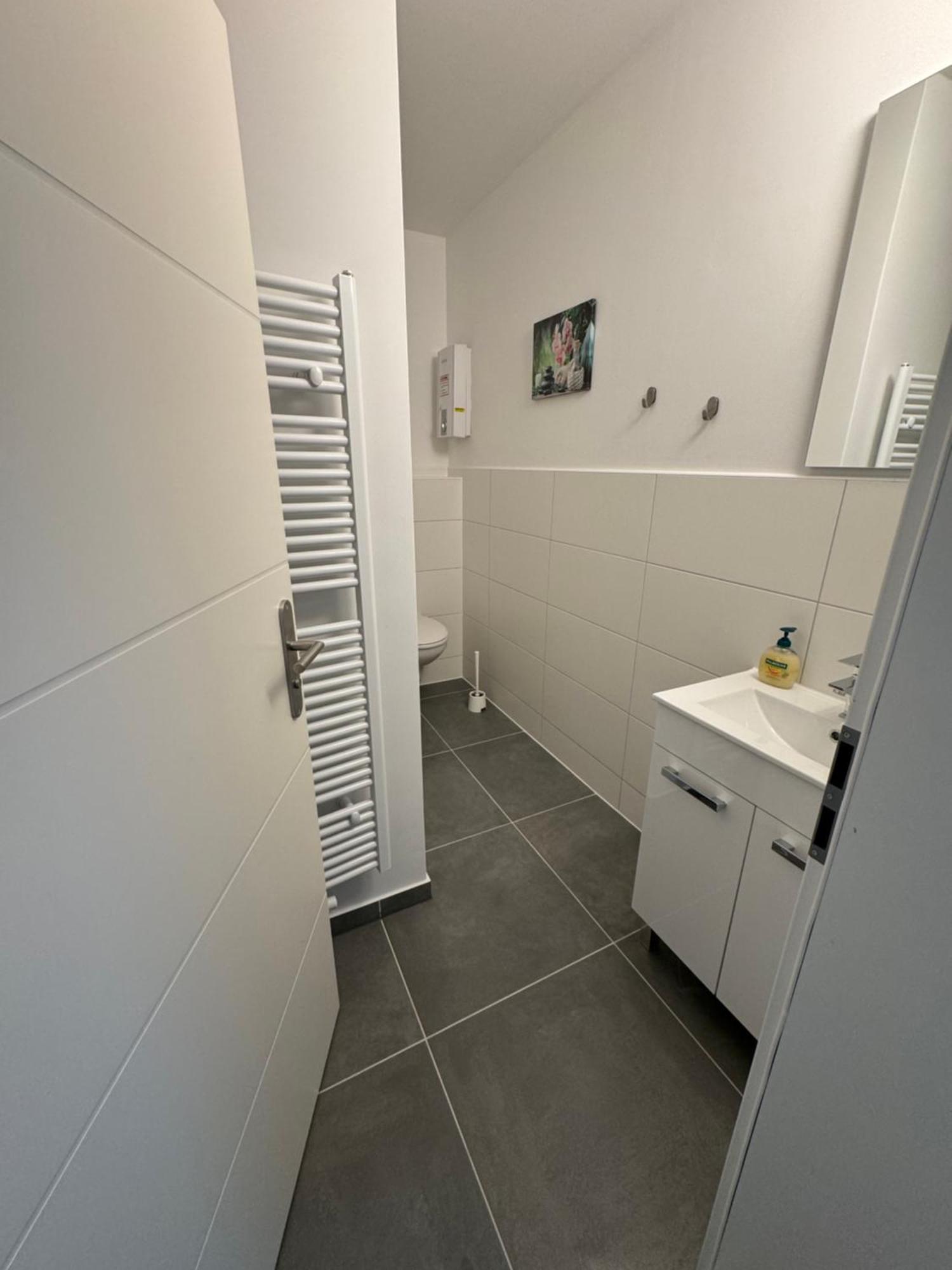 Fc-Apartmenthaus Falkensee Mit Grossem Garten Und Pkw Stellflaechen Esterno foto