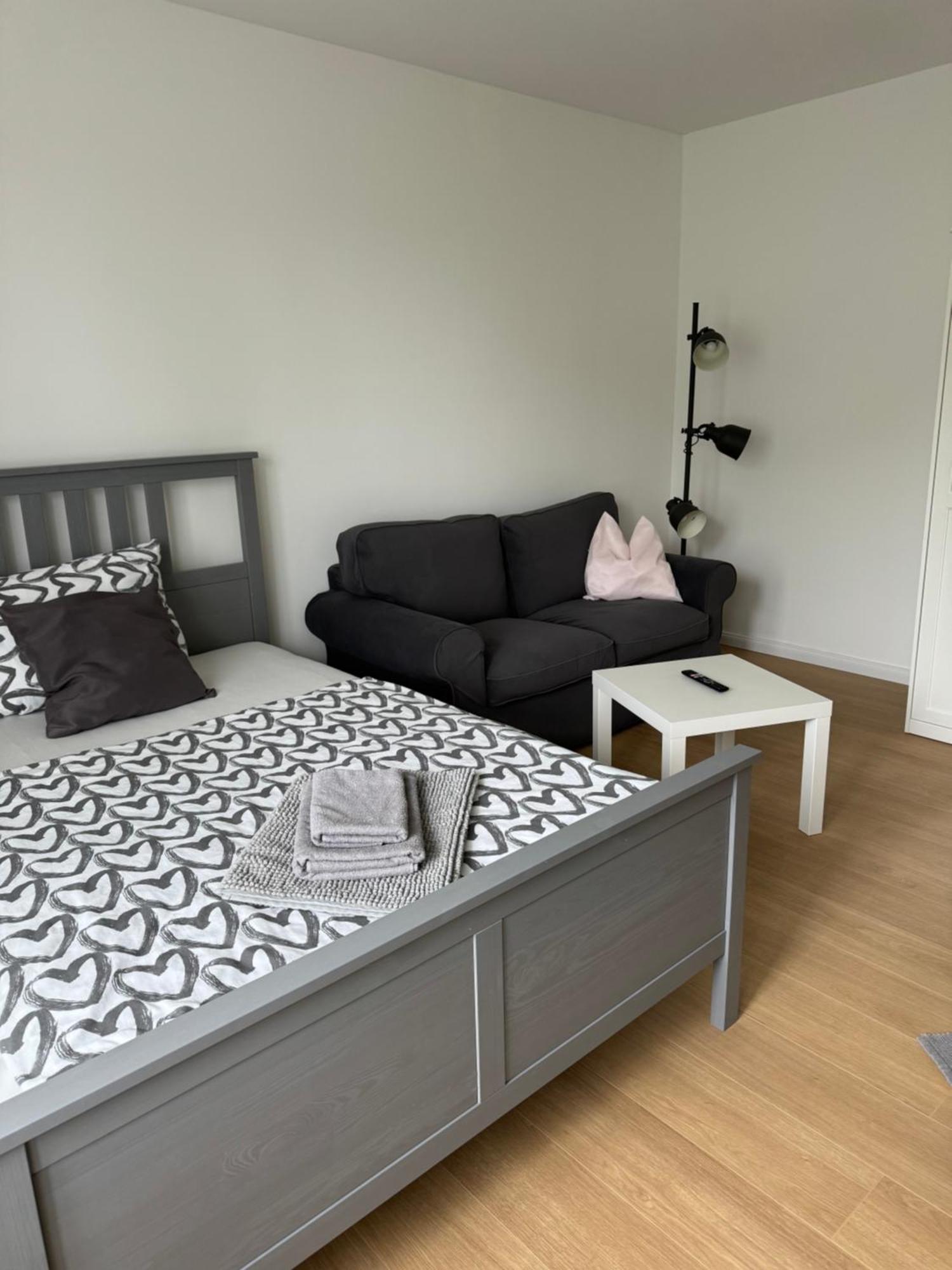Fc-Apartmenthaus Falkensee Mit Grossem Garten Und Pkw Stellflaechen Esterno foto
