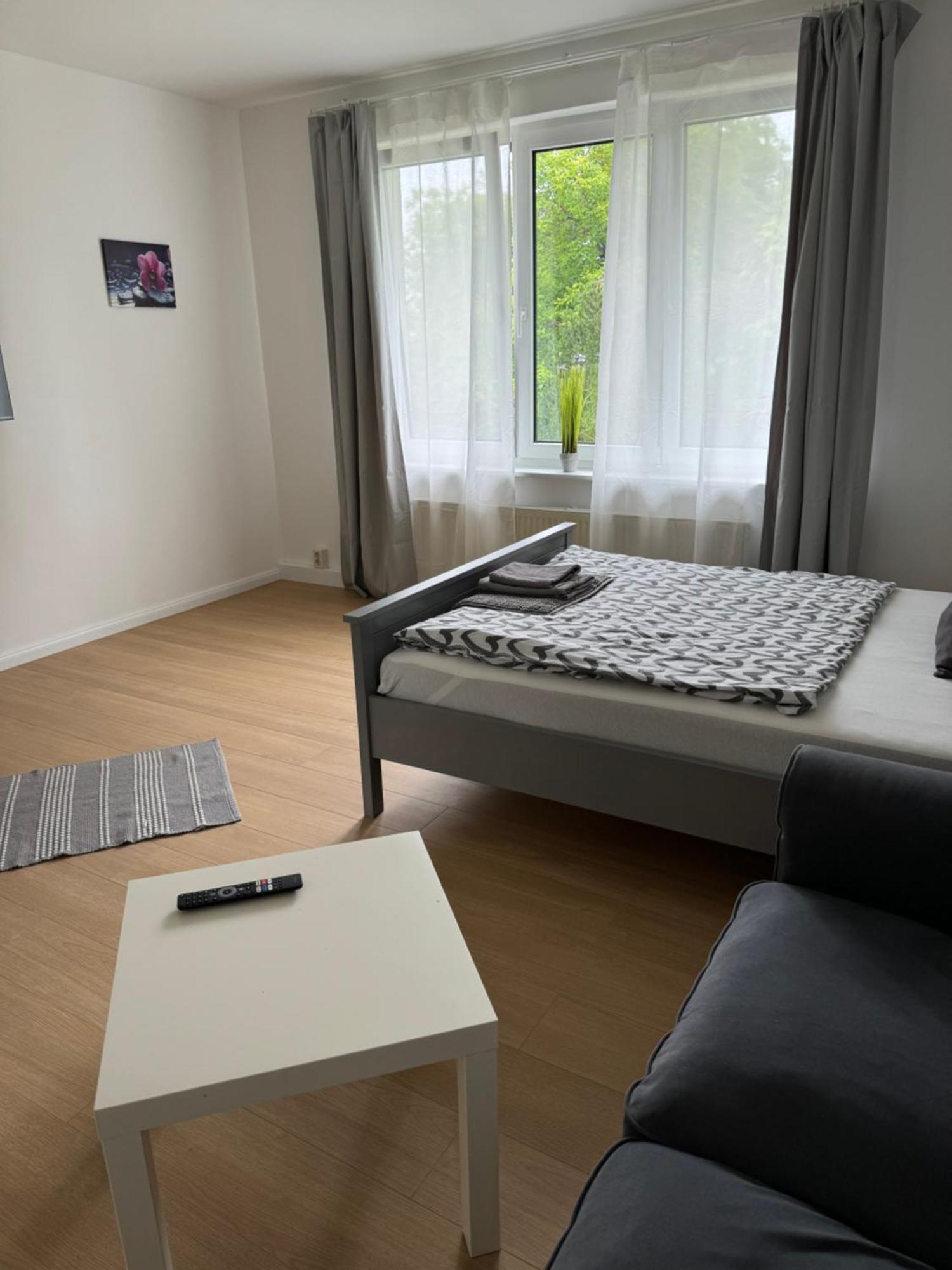 Fc-Apartmenthaus Falkensee Mit Grossem Garten Und Pkw Stellflaechen Esterno foto