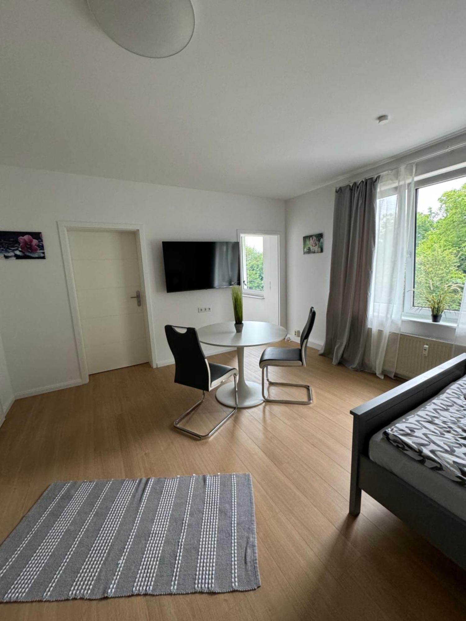 Fc-Apartmenthaus Falkensee Mit Grossem Garten Und Pkw Stellflaechen Esterno foto