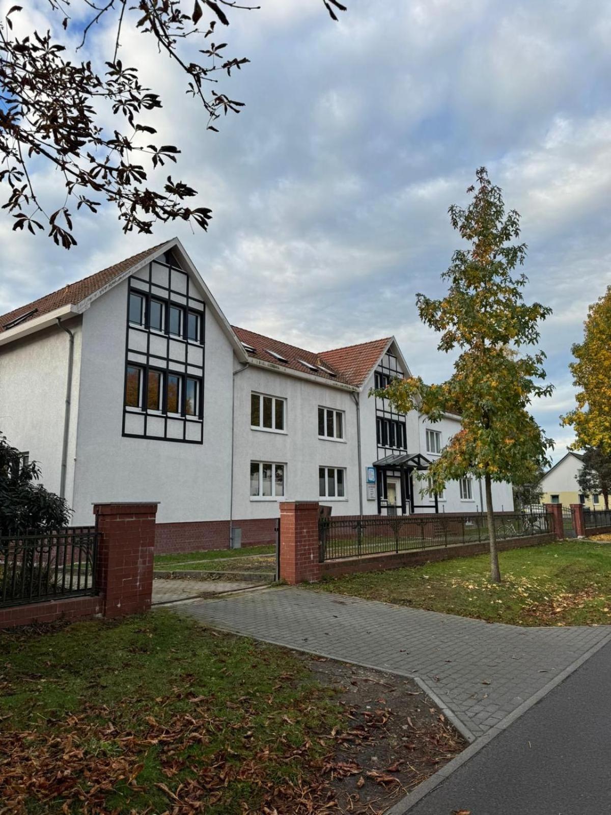 Fc-Apartmenthaus Falkensee Mit Grossem Garten Und Pkw Stellflaechen Esterno foto